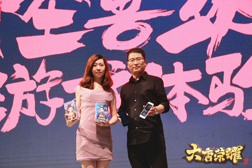 欢瑞游戏副总裁裴蓓与酷派集团CEO刘江峰共同出席合作发布会
